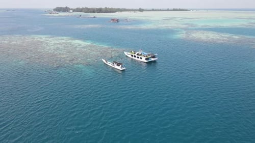 Vue aérienne de bateaux près des récifs de Karimunjawa, zone de protection environnementale de la côte corallienne,