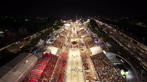 Famoso desfile de carnaval no sambódromo do Anhembi, no centro de São Paulo, Brasil.
