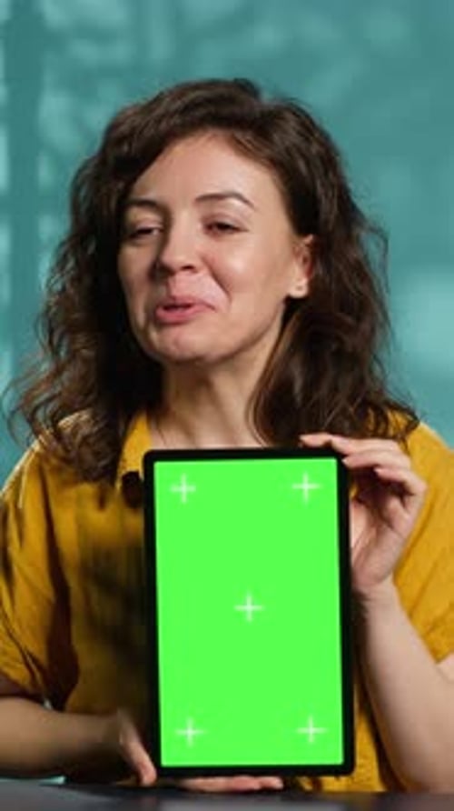 Vídeo vertical: Tutorial técnico de filmación de Jolly Woman sobre cómo reparar una tableta maqueta dañada