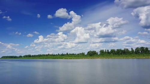Landschaft mit Wolken über dem Fluss im Zeitraffer