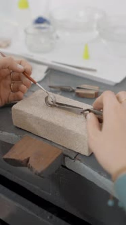 Kunsthandwerkerin kreiert Schmuck aus nächster Nähe