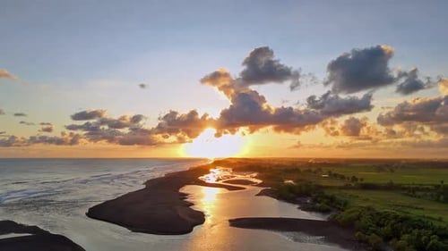 Vue aérienne du spectaculaire coucher de soleil sur le littoral.