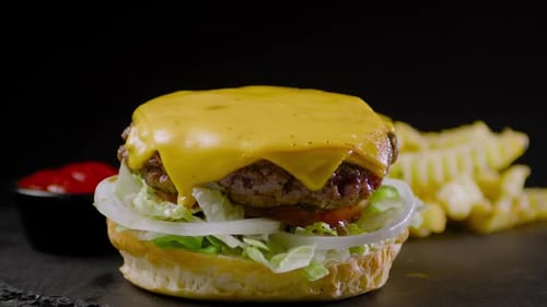 Sauce zum Burger hinzufügen, während er kocht