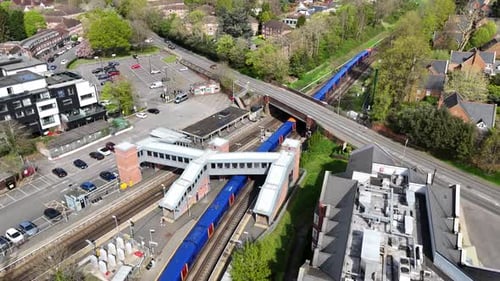 Zug zur Verfolgung von Drohnenschüssen an der Virginia Water Station, Surrey