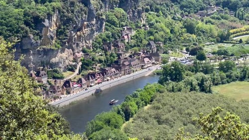 La Roque Gageac, village pittoresque niché au bord de la Dordogne