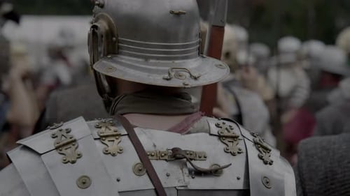 Gruppe epischer Armeen: Eine Truppe historischer Gladiatoren in Uniform zieht in den Krieg