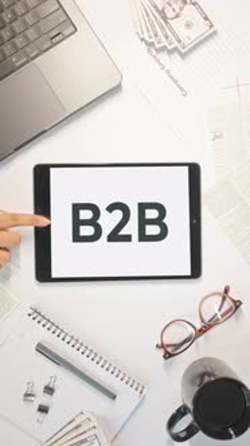 VERTIKALES VIDEO VON B2B, DAS AUF EINEM TABLET-BILDSCHIRM ANGEZEIGT WIRD