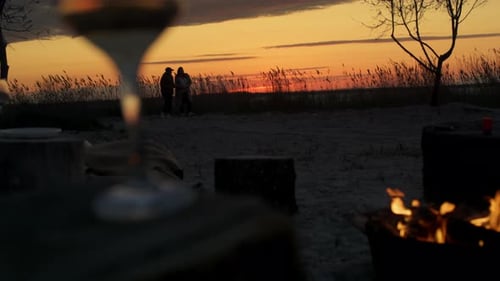 Couple romantique regardant le coucher du soleil sur le paysage de la plage de la mer. La famille passe du temps ensemble
