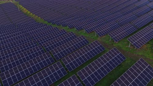 Sonnenkollektoren decken tagsüber eine große Fläche in einem Solarpark ab