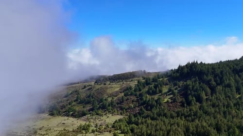 Wolken auf der Landschaft von Maui.