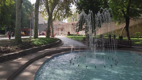 Malerischer Springbrunnen im Gulhane Park in Istanbul, Türkei
