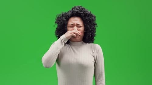 Green Screen Junge afrikanische Frau niest