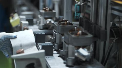 Trabajador industrial presionando botones en la línea de ensamblaje. Conjunto de control del operador de cerca