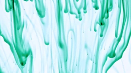 Farbtinte in Wasser auf weißem Hintergrund Farbtropfen, die sich in Wasser mischen, Tinte, die unter Wasser herumwirbelt