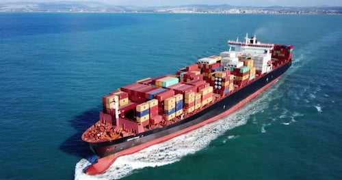 Buque portacontenedores cargado de gran tamaño que navega lentamente en el mar