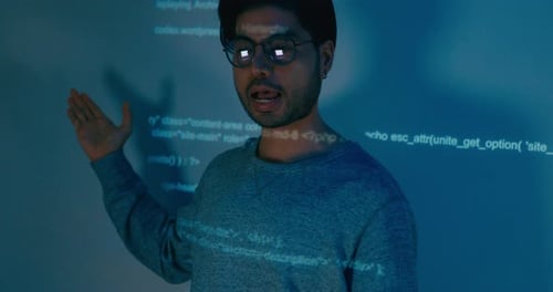 Grupo adulto asiático, desenvolvedores de software masculinos, mentor, líder, gerente, conversa sobre o plano estratégico com o executivo.