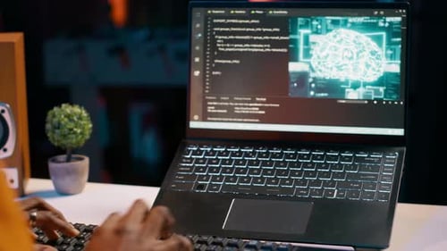 IT-Student arbeitet mit dem Gehirnsystem künstlicher Intelligenz auf einem Laptop