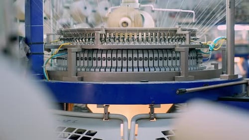 Moderne Rundstrickmaschine in der Textilfabrik