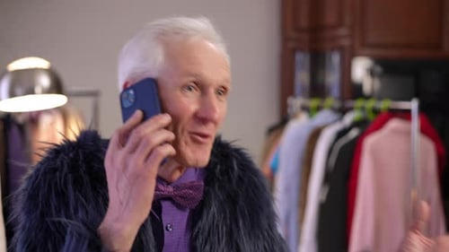 Nahaufnahme Stilvoller extravaganter älterer männlicher Modedesigner, der emotional mit seinen Händen gestikuliert