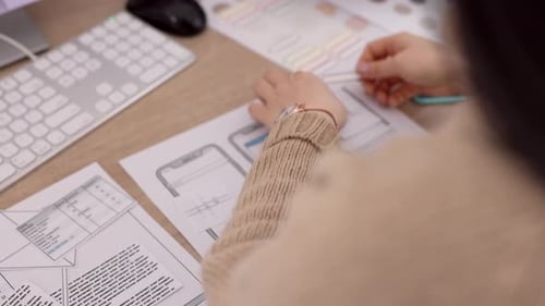 UX, designer et planification avec une femme et recherche pour la création, les Appli et la technologie