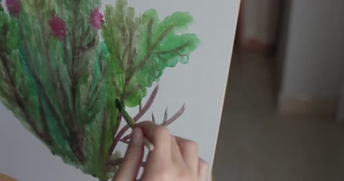 Junge Künstlerin arbeitet auf Leinwand, Aquarellfarbe mit Holzmaterial, Künstlerpalette zu Hause.