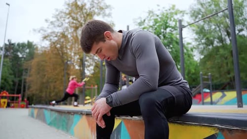 Fitnessdenken und ein müder Mann im Freien zum Sport, Pause, Ruhe oder zum Durchatmen nach einem Lauf oder