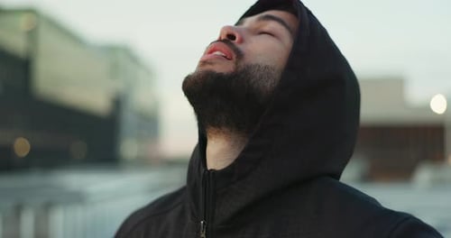 Fitness, Entspannung und erschöpfter Mann in der Stadt in der Pause vom Training im Freien