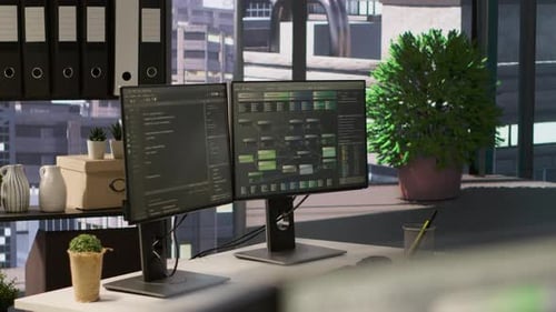 Nahaufnahme des Programmiercodes auf Computermonitoren im Arbeitsbereich des Unternehmens