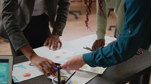 Pessoas de negócios analisando gráficos e informações em documentos