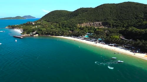 Complexe touristique sur une île tropicale. Des vacances d'été au paradis.