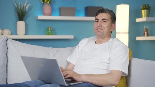 Der Mann, dem die Nachricht, die er erhielt, nicht gefiel.