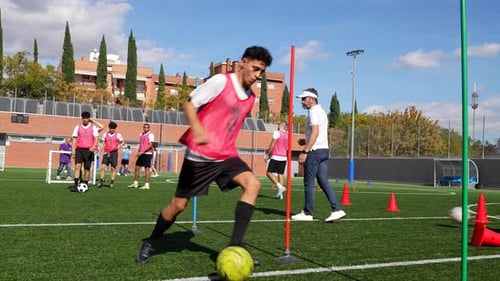 Junge Fußballspieler dribbeln während des Trainingstrainings