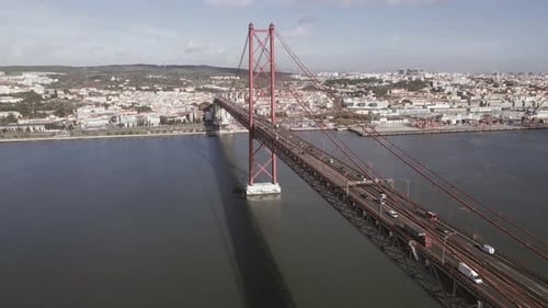 Vue aérienne du pont du 25 avril, au Portugal.