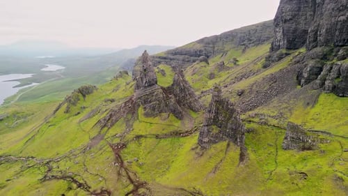 Vue aérienne du Old Man of Storr sur l'île de Skye, en Écosse.