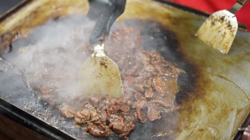 Cook the meat on the hot pot