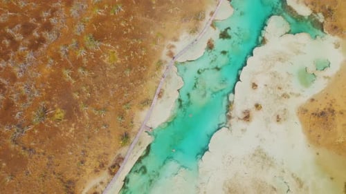Vue aérienne de la passerelle en bois le long du Canal de los Piratas Bacalar, Mexique