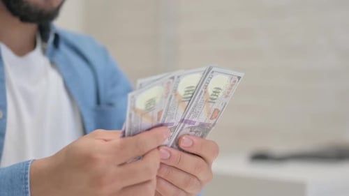 Gros plan d'un homme comptant l'argent, les revenus