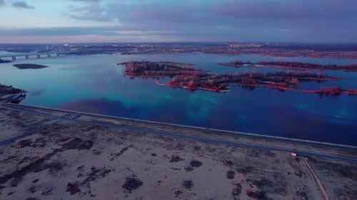 Breiter Fluss, umgeben von unbewohntem Land mit Straße bei Sonnenaufgang