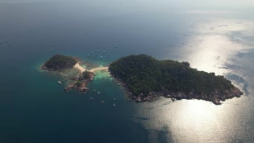 Koh Nang Yuan from high up, drone flying sideways
