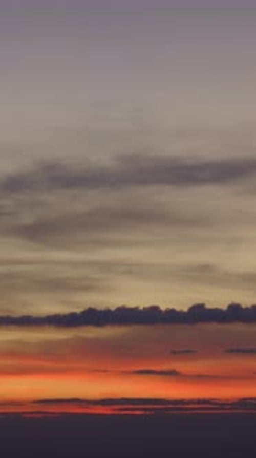 Vidéo Laps de temps verticale montrant des scènes Théâtral de l'aube au lever du soleil par une journée ensoleillée.