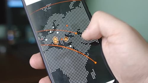 La navegación por los mapas de ciberataques en las pantallas de los teléfonos inteligentes muestra diversa información técnica en la que está solo