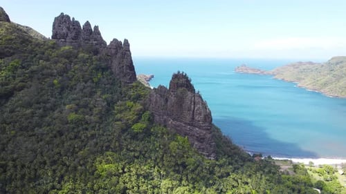 Nahaufnahme des felsigen Kamms und des Gebirgstals von Hatiheus inmitten üppiger Vegetation