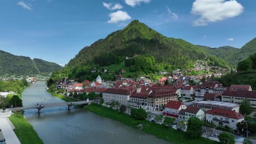 Vues aériennes pittoresques des châteaux, des villes et de la nature slovènes au printemps