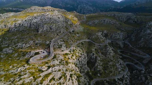 Vue aérienne époustouflante par Drone de la route sinueuse Serpentine de Sa Calobra à Majorque, Espagne