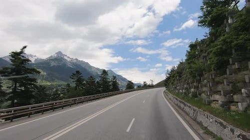 POV: Avanço lento ao longo da estrada de uma pitoresca serpentina montanhosa nos Alpes franceses