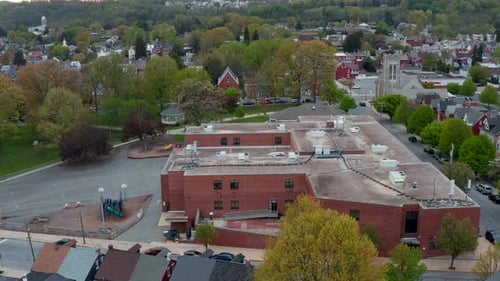 Vue aérienne d'une école urbaine, profil latéral, aux États-Unis. École en brique rouge et terrain de jeu pour étudiants. À proximité de h