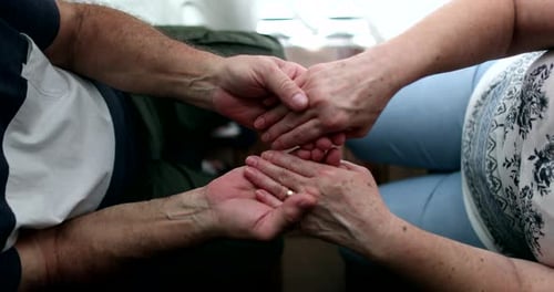 Senioren reichen Hand in Hand mit Unterstützung und Empathie