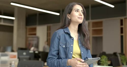 Portrait d'une femme d'affaires asiatique travaillant au bureau sur une tablette numérique