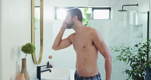 Spiegel, Pflege und Schönheit mit Mann im Badezimmer für Morgenroutine, Bart und Selbstpflege