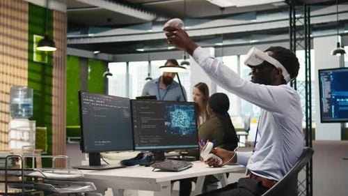 Programmierer trägt VR-Headset am Schreibtisch und entwickelt Programme mit KI